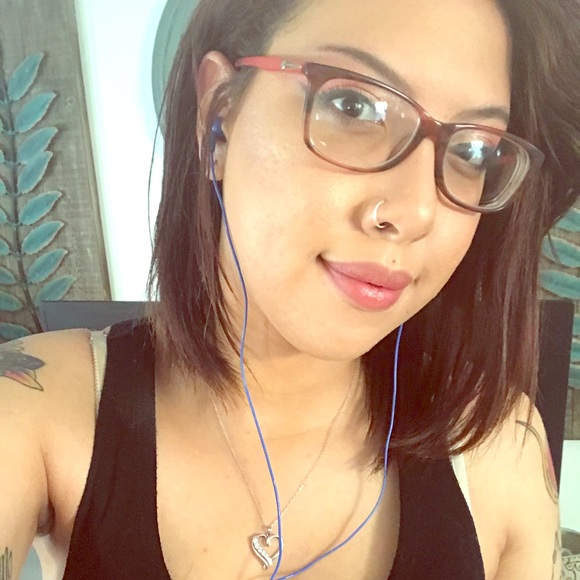 Meet your Posher, Ally - Picture 1 of 1